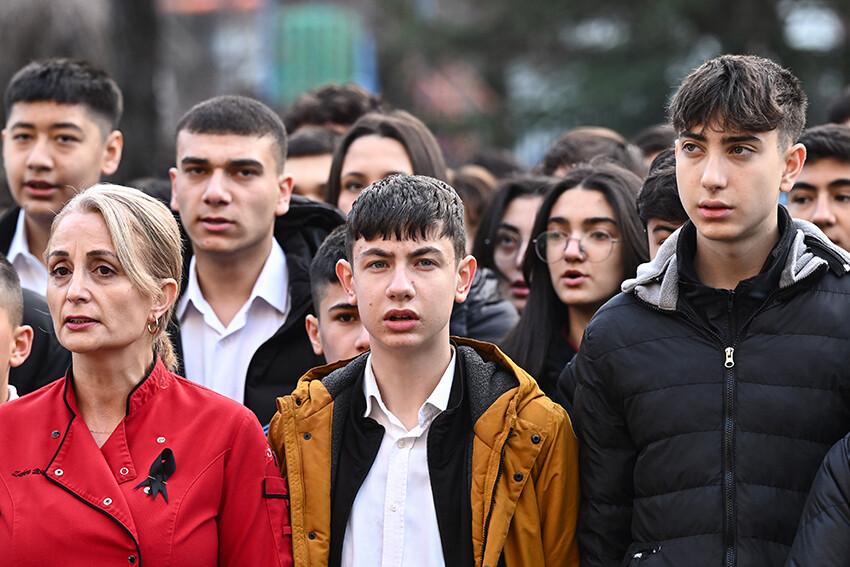 Okullarda '6 Şubat' anması: Hayatını kaybedenler için 1 dakikalık saygı duruşu Okullarda '6 Şubat' anması: Hayatını kaybedenler için 1 dakikalık saygı duruşu