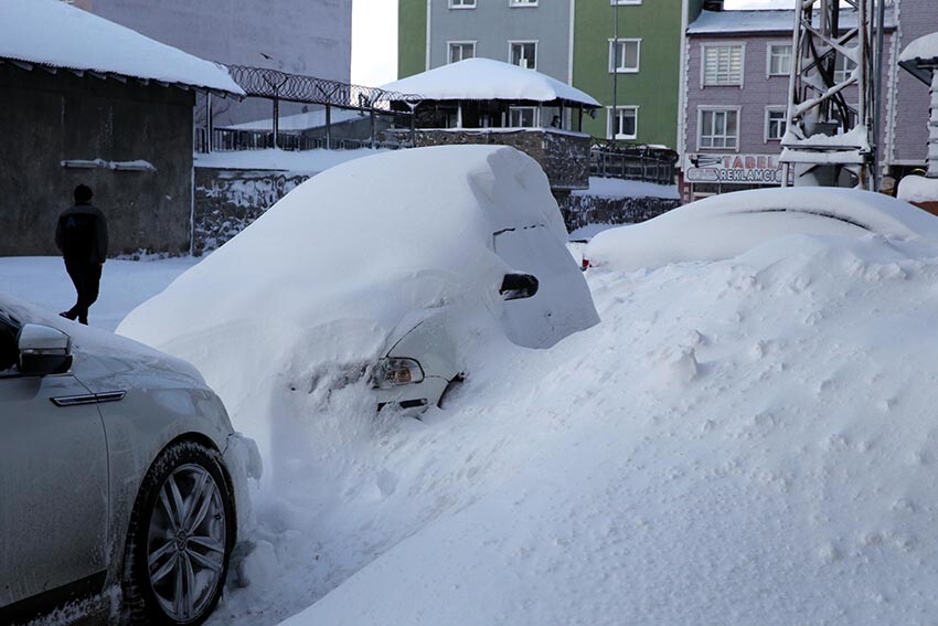 Ardahan kara teslim oldu! 2 gündür aralıksız yağdı, araçlar kar altında kaldı