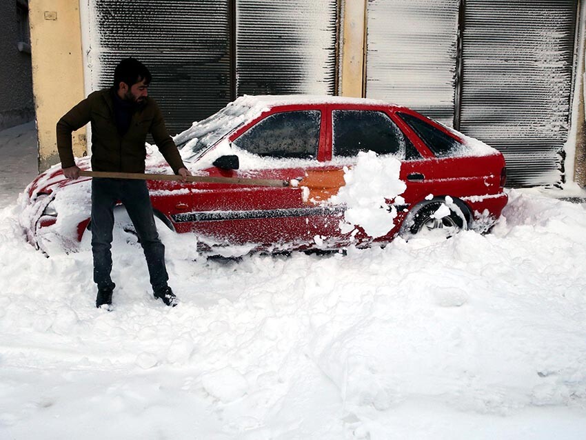 Ardahan kara teslim oldu! 2 gündür aralıksız yağdı, araçlar kar altında kaldı