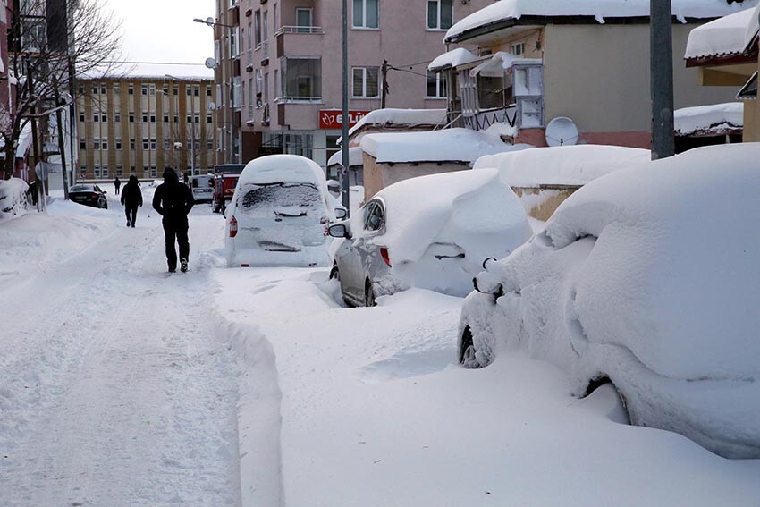 Ardahan kara teslim oldu! 2 gündür aralıksız yağdı, araçlar kar altında kaldı