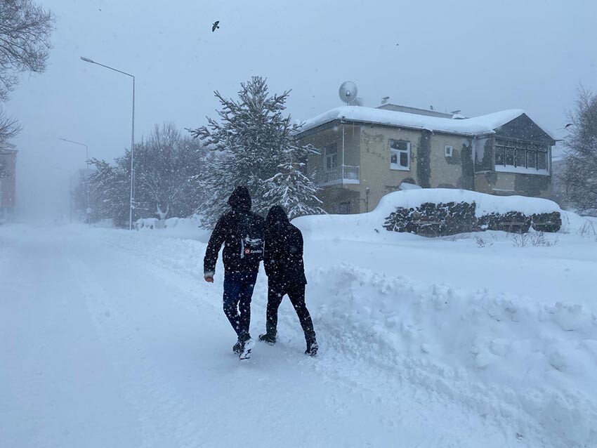Ardahan kara teslim oldu! 2 gündür aralıksız yağdı, araçlar kar altında kaldı