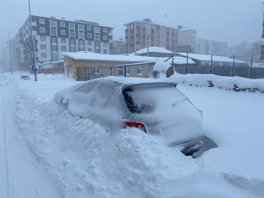 Ardahan kara teslim oldu! 2 gündür aralıksız yağdı, araçlar kar altında kaldı