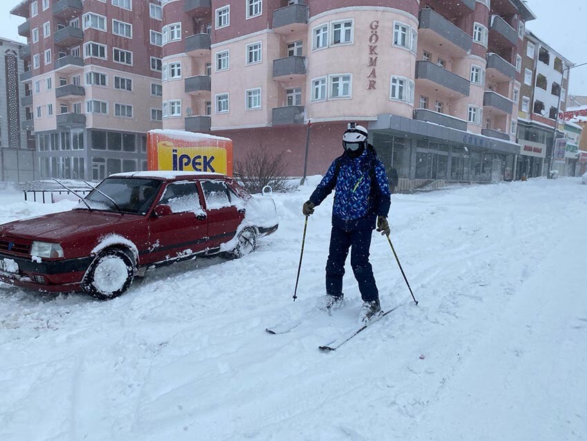 Ardahan kara teslim oldu! 2 gündür aralıksız yağdı, araçlar kar altında kaldı