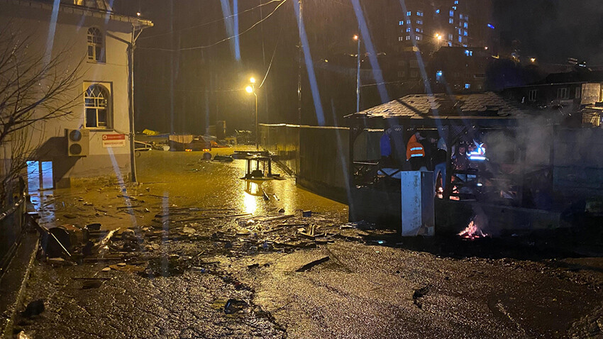 Artvin'i sel aldı, Miraç Kandili için camide bulunan cemaat canını zor kurtardı