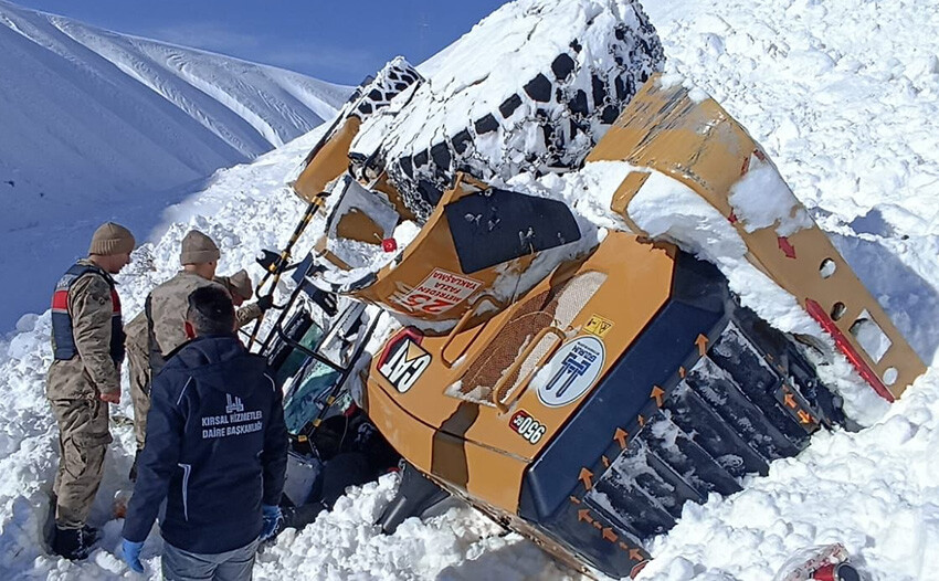 Bir çığ faciası da Erzurum'da! Kar altında kalan operatör için seferber oldular Bir çığ faciası da Erzurum'da! Kar altında kalan operatör için seferber oldular