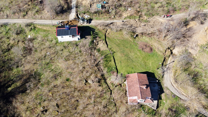 Düzce'de korkutan manzara! Dev yarıkların ardından evler boşaltıldı Düzce'de korkutan manzara! Dev yarıkların ardından evler boşaltıldı