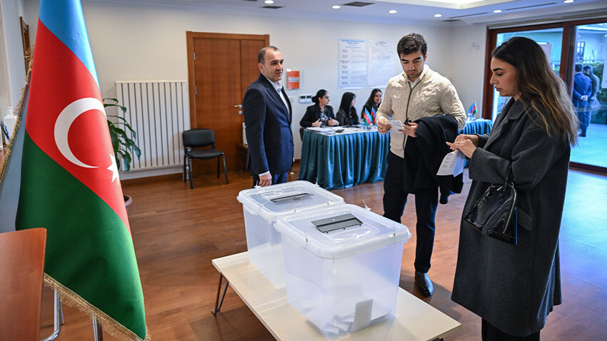 Azerbaycan sandık başında! Cumhurbaşkanı seçimi için oy verme işlemi başladı
