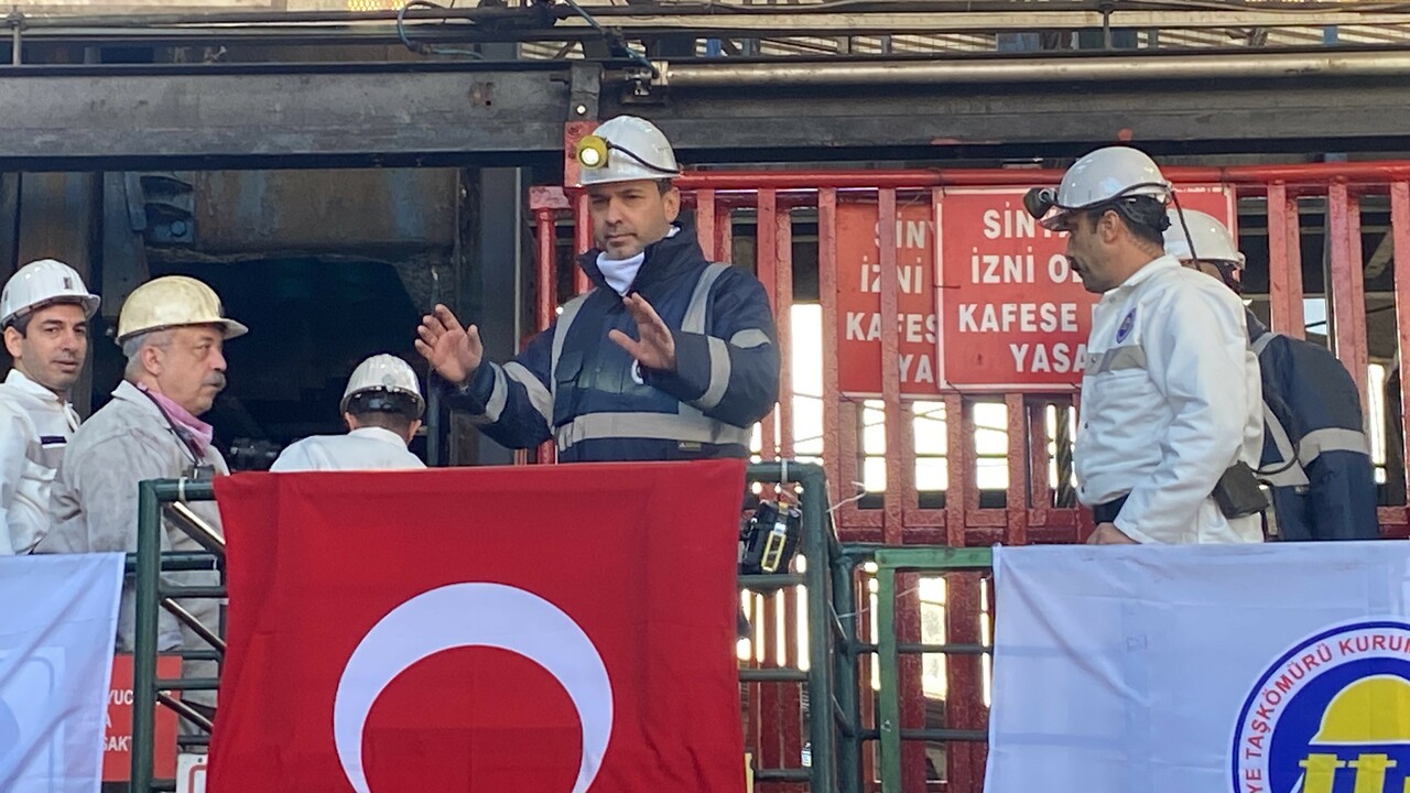 Bakan Bayraktar yerin 170 metre altında! Madencilerle yemek yedi, dertlerini dinledi Bakan Bayraktar yerin 170 metre altında! Madencilerle yemek yedi, dertlerini dinledi