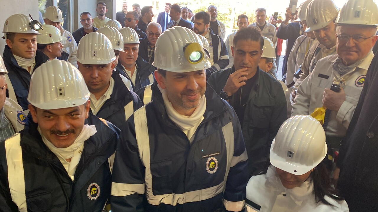 Bakan Bayraktar yerin 170 metre altında! Madencilerle yemek yedi, dertlerini dinledi Bakan Bayraktar yerin 170 metre altında! Madencilerle yemek yedi, dertlerini dinledi