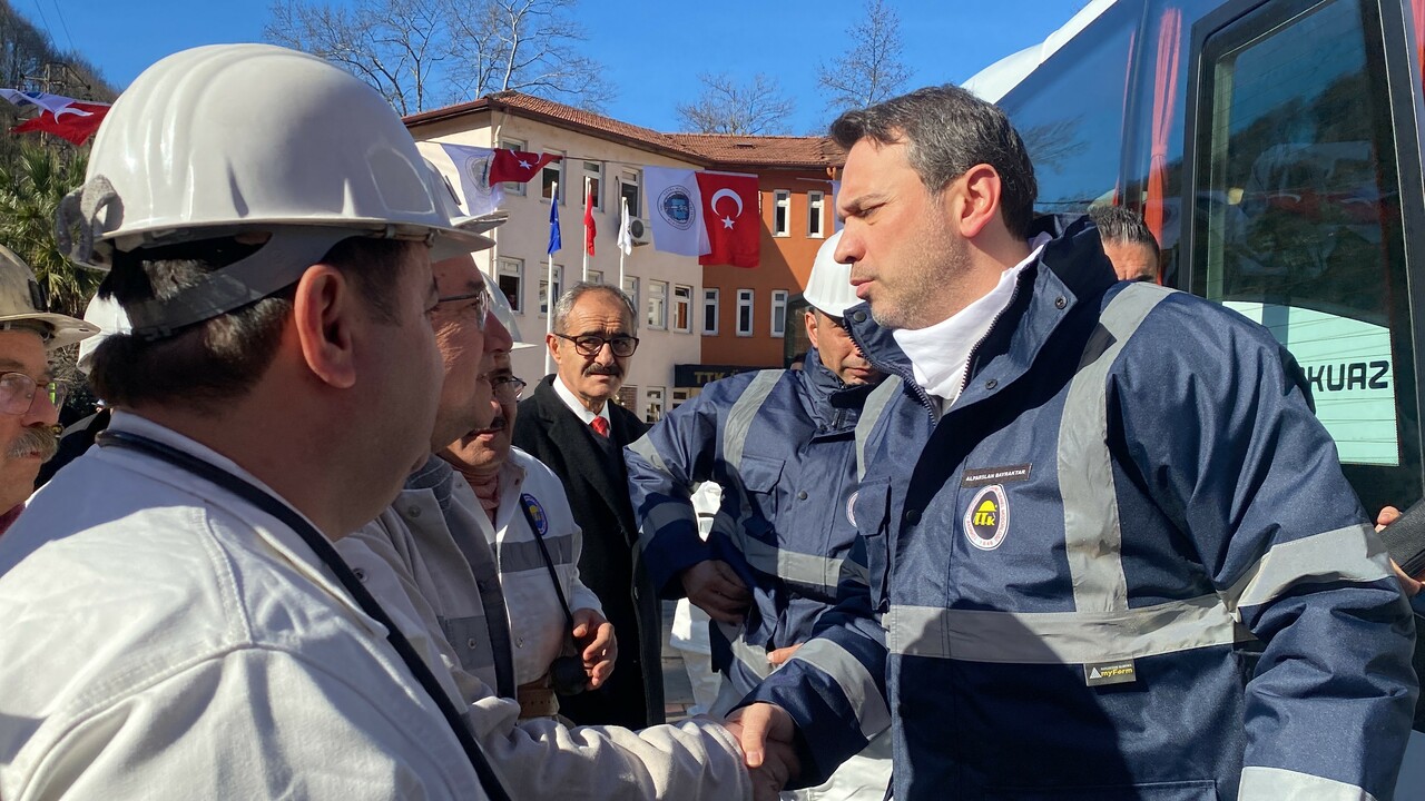 Bakan Bayraktar yerin 170 metre altında! Madencilerle yemek yedi, dertlerini dinledi Bakan Bayraktar yerin 170 metre altında! Madencilerle yemek yedi, dertlerini dinledi