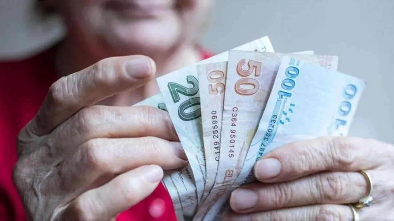 Emekliye seyyanen zamda dikkat çeken analiz! "Erdoğan sinyali verdi" dedi, rakam açıkladı Emekliye seyyanen zamda dikkat çeken analiz! "Erdoğan sinyali verdi" dedi, rakam açıkladı
