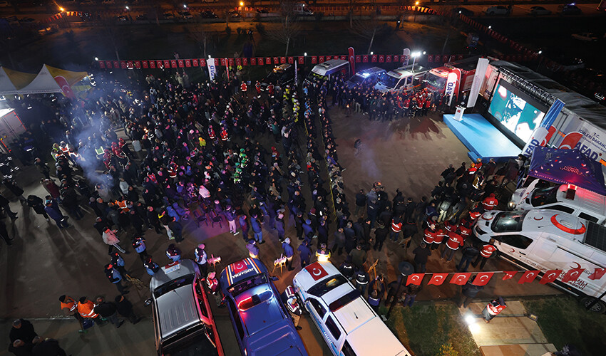 Depremde hayatını kaybedenler için 'sessiz yürüyüş' Depremde hayatını kaybedenler için 'sessiz yürüyüş'