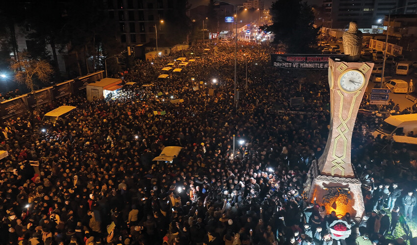 Depremde hayatını kaybedenler için 'sessiz yürüyüş' Depremde hayatını kaybedenler için 'sessiz yürüyüş'
