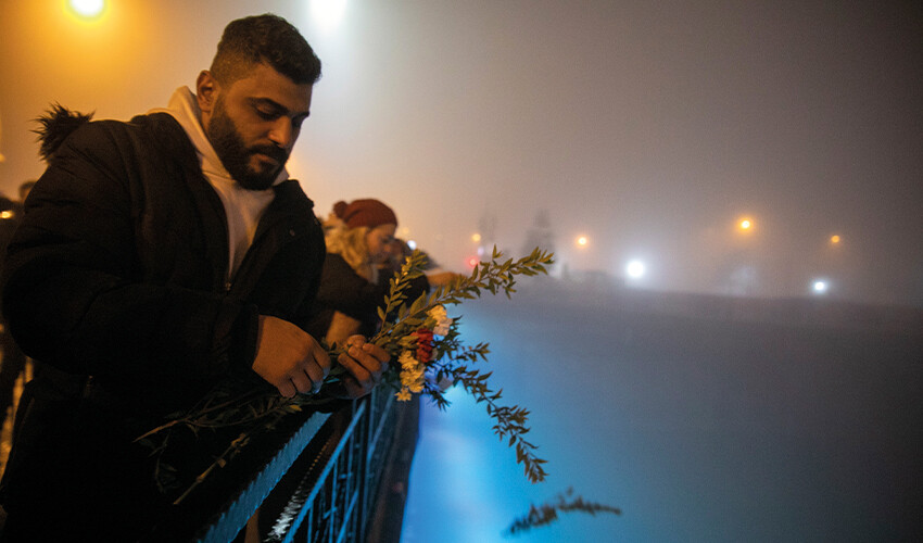 Depremde hayatını kaybedenler için 'sessiz yürüyüş' Depremde hayatını kaybedenler için 'sessiz yürüyüş'