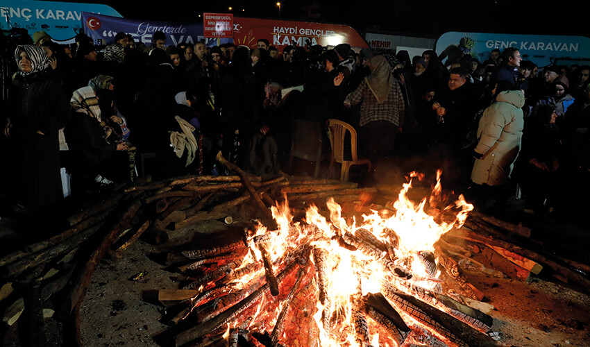 Depremde hayatını kaybedenler için 'sessiz yürüyüş' Depremde hayatını kaybedenler için 'sessiz yürüyüş'