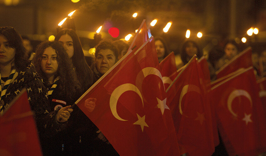 Depremde hayatını kaybedenler için 'sessiz yürüyüş' Depremde hayatını kaybedenler için 'sessiz yürüyüş'