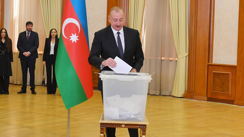 Azerbaycan sandık başında! Cumhurbaşkanı seçimi için oy verme işlemi başladı