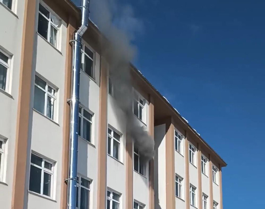 Okulda korku dolu anlar! Sınıfta yangın çıktı, öğrenciler tahliye edildi Okulda korku dolu anlar! Sınıfta yangın çıktı, öğrenciler tahliye edildi