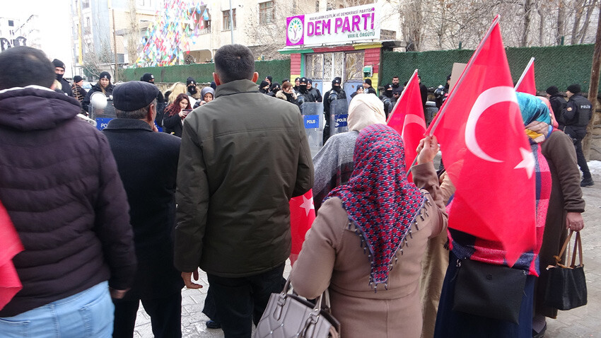 Evlat nöbetindeki ailelerin acısı dinmiyor! 'DEM Parti'ye oy verenler hakkımıza giriyorlar' Evlat nöbetindeki ailelerin acısı dinmiyor! 'DEM Parti'ye oy verenler hakkımıza giriyorlar'