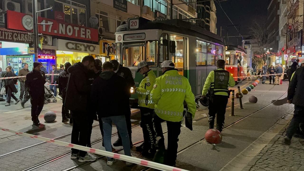 Kadıköy'de kahreden olay! Raylara atlayan torununu kurtarmak isterken tramvayın altında kaldı Kadıköy'de kahreden olay! Raylara atlayan torununu kurtarmak isterken tramvayın altında kaldı