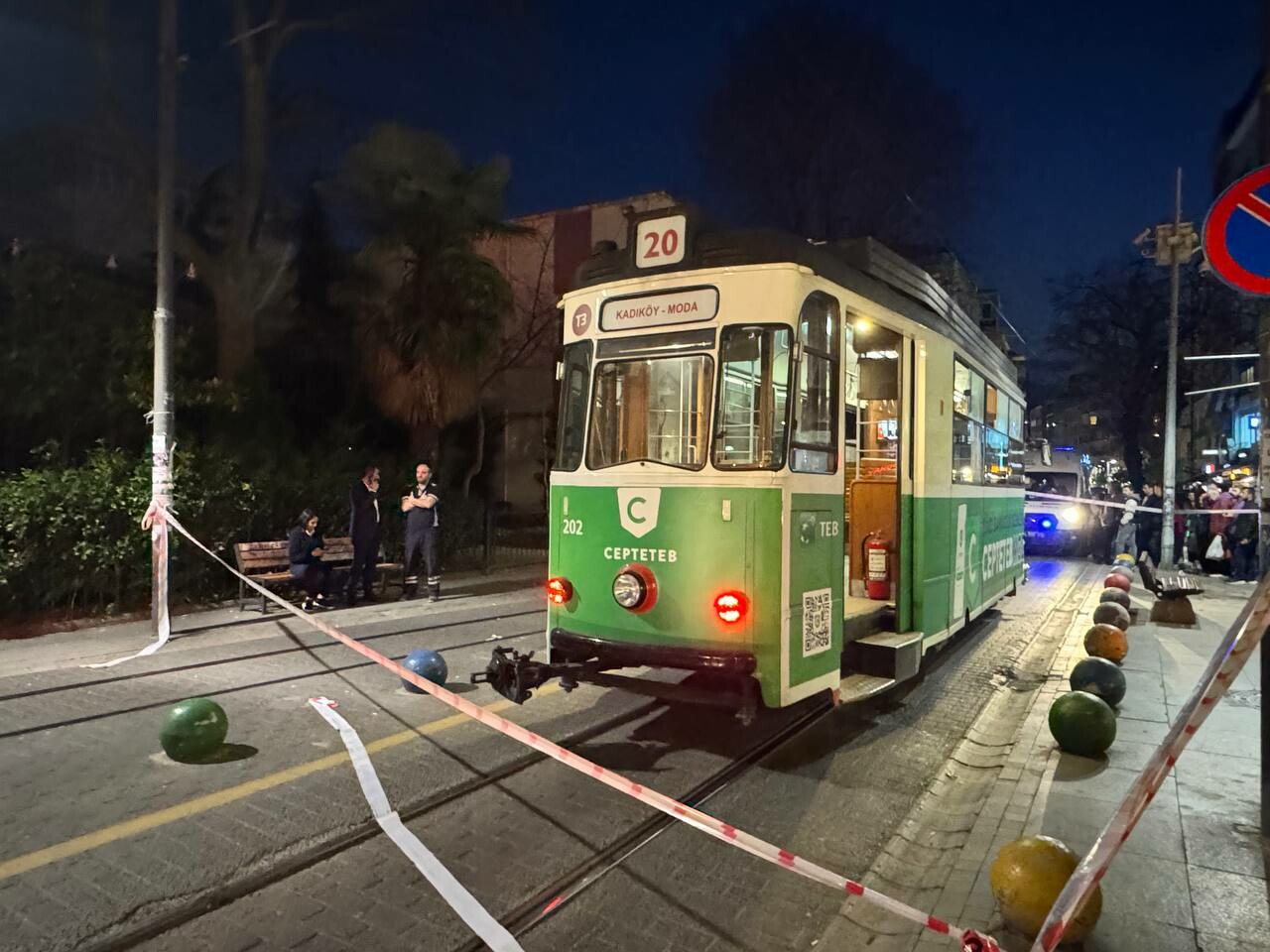 Kadıköy'de kahreden olay! Raylara atlayan torununu kurtarmak isterken tramvayın altında kaldı Kadıköy'de kahreden olay! Raylara atlayan torununu kurtarmak isterken tramvayın altında kaldı
