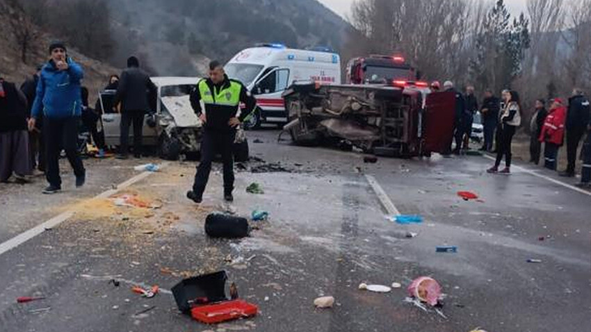 Ankara'da katliam gibi kaza! İki araç kafa kafaya çarpıştı: 3 ölü, 3 yaralı Ankara'da katliam gibi kaza! İki araç kafa kafaya çarpıştı: 3 ölü, 3 yaralı