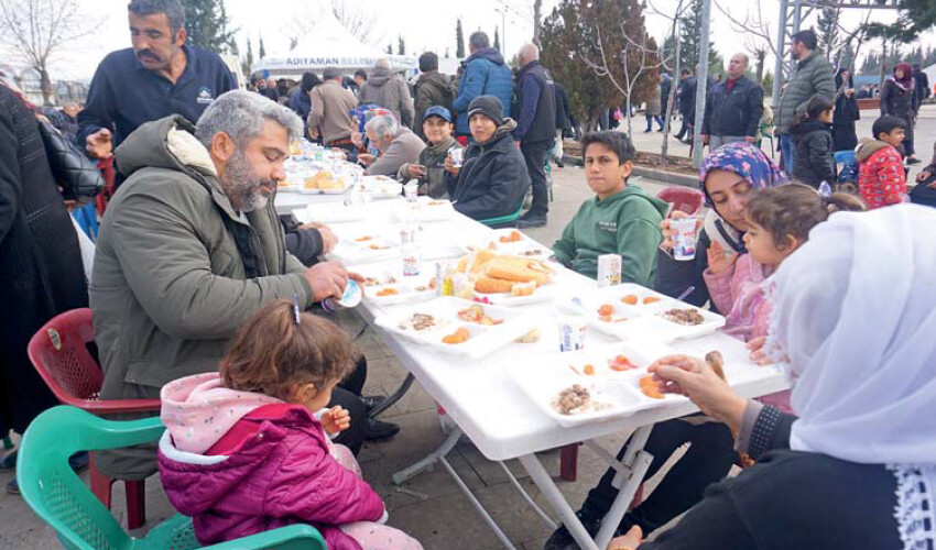 Afeti belediye kardeşliği hafifletti... Bağcılar, Battalgazi'ye dert ortağı oldu Afeti belediye kardeşliği hafifletti... Bağcılar, Battalgazi'ye dert ortağı oldu