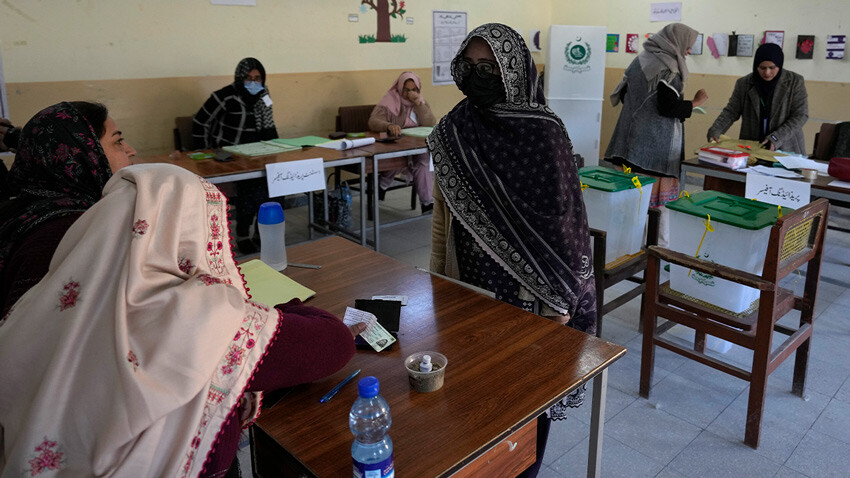 Pakistan 25'inci başbakanını seçmek için sandık başında Pakistan 25'inci başbakanını seçmek için sandık başında