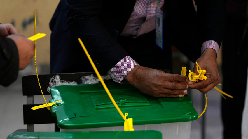 Pakistan 25'inci başbakanını seçmek için sandık başında Pakistan 25'inci başbakanını seçmek için sandık başında