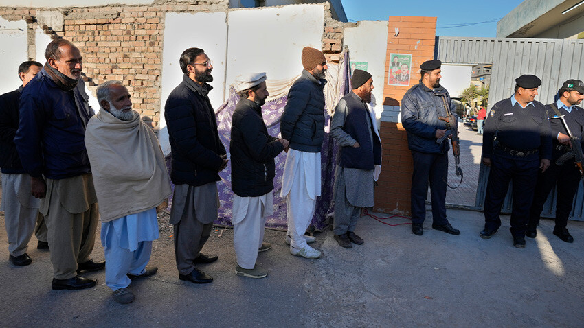 Pakistan 25'inci başbakanını seçmek için sandık başında Pakistan 25'inci başbakanını seçmek için sandık başında