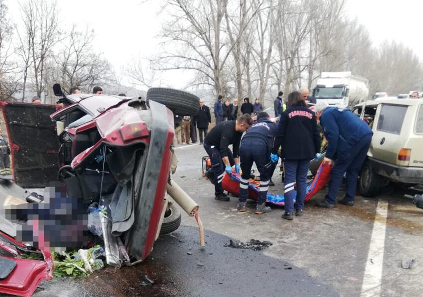 Ankara'da katliam gibi kaza! İki araç kafa kafaya çarpıştı: 3 ölü, 3 yaralı Ankara'da katliam gibi kaza! İki araç kafa kafaya çarpıştı: 3 ölü, 3 yaralı