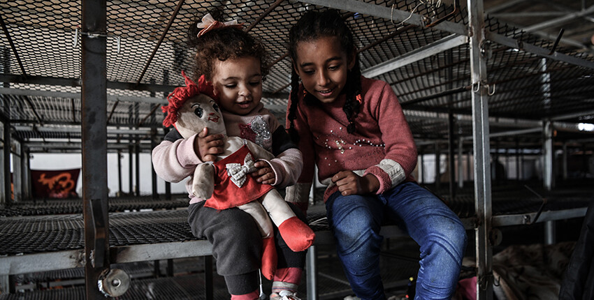 İsrail zulmünden kaçan Filistinli aile, barınmak için tavuk çiftliğine sığındı