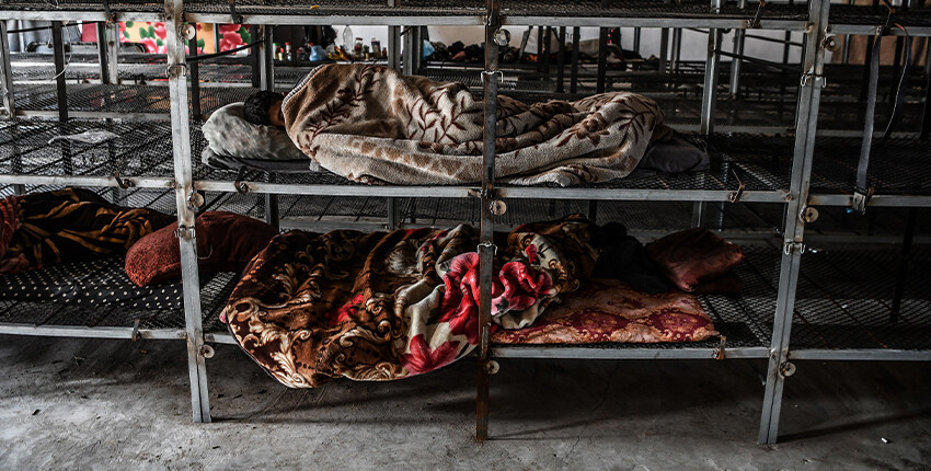 İsrail zulmünden kaçan Filistinli aile, barınmak için tavuk çiftliğine sığındı