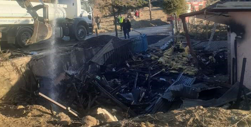 Bahçesindeki otları yakmak istedi, evi ve otomobili küle döndü Bahçesindeki otları yakmak istedi, evi ve otomobili küle döndü
