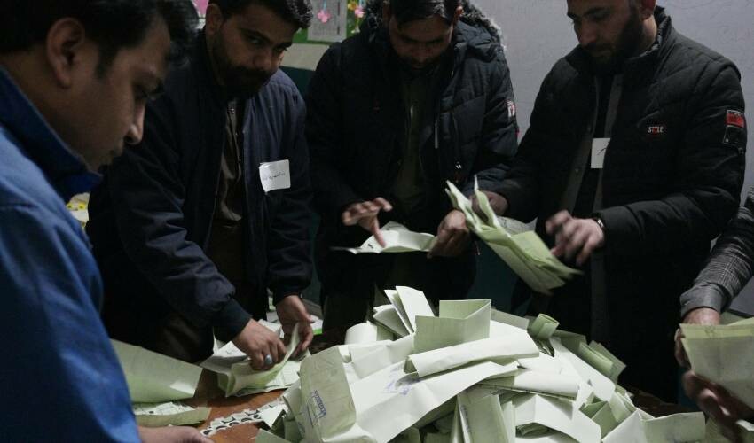 Pakistan'da kanlı seçim! 51 terör saldırısı, 12 ölü