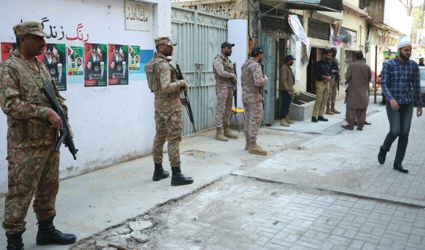 Pakistan'da kanlı seçim! 51 terör saldırısı, 12 ölü