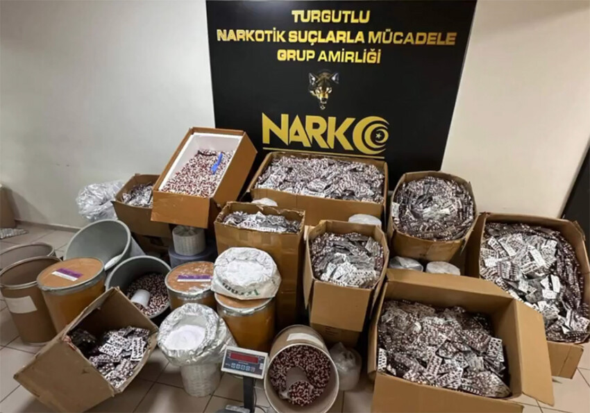 63 ilde zehir tacirlerine büyük operasyon: 2 ton uyuşturucu ele geçirildi, 456 kişi gözaltında 63 ilde zehir tacirlerine büyük operasyon: 2 ton uyuşturucu ele geçirildi, 456 kişi gözaltında