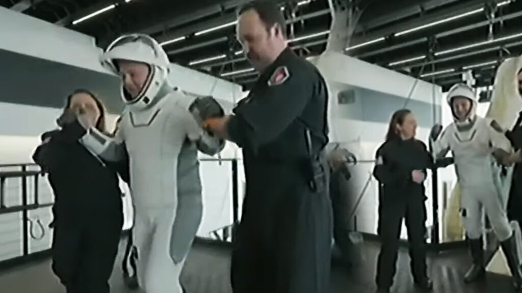 Türkiye'nin ilk astronotu Gezeravcı'nın da içinde yer aldığı Ax-3 ekibi Dragon kapsülünden çıkarıldı Türkiye'nin ilk astronotu Gezeravcı'nın da içinde yer aldığı Ax-3 ekibi Dragon kapsülünden çıkarıldı