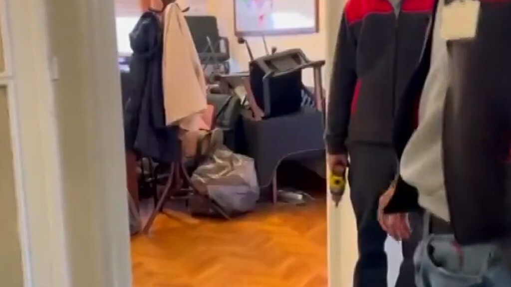 Meclis'te gerginlik! CHP'lilerin oda kavgasına polis müdahale etti Meclis'te gerginlik! CHP'lilerin oda kavgasına polis müdahale etti