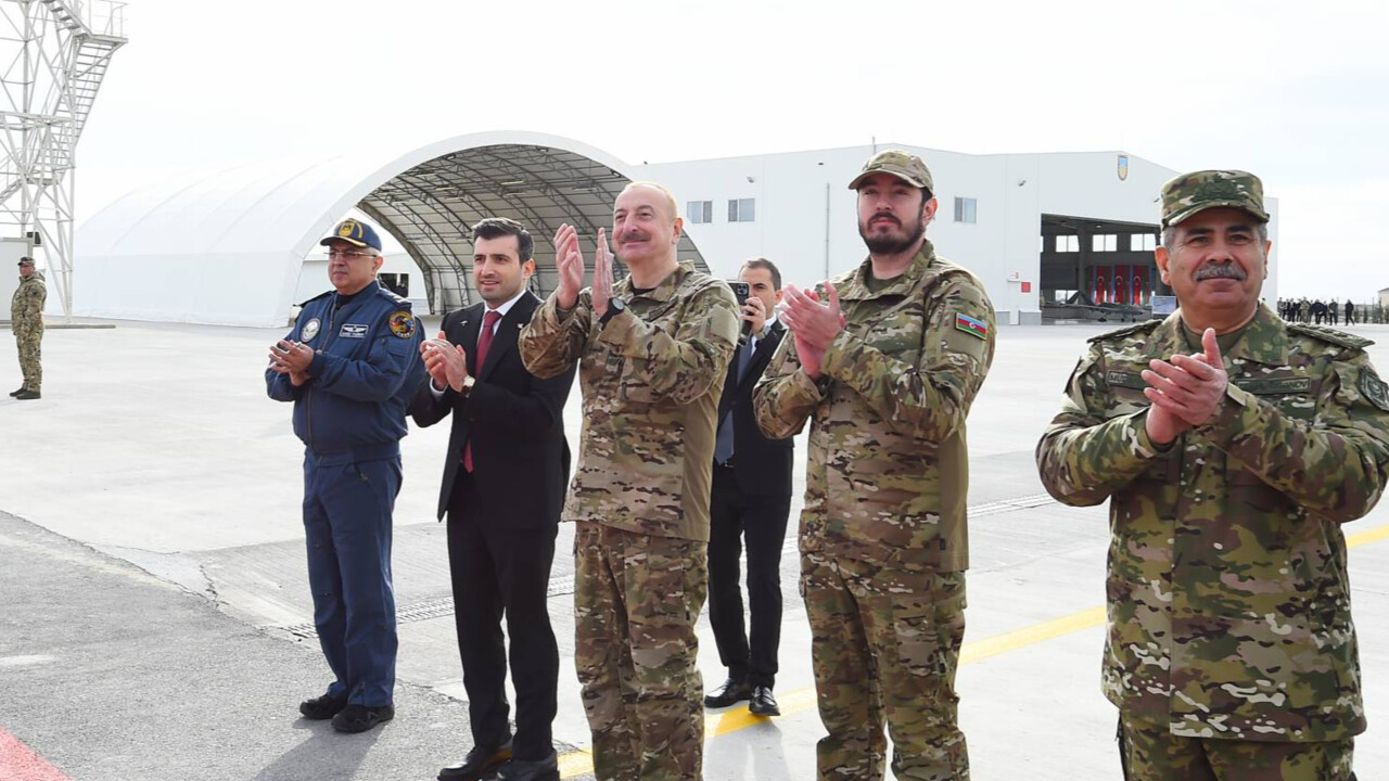 Aliyev ve Bayraktar bir arada! Azerbaycan'a satılan Akıncı TİHA'ları birlikte izlediler