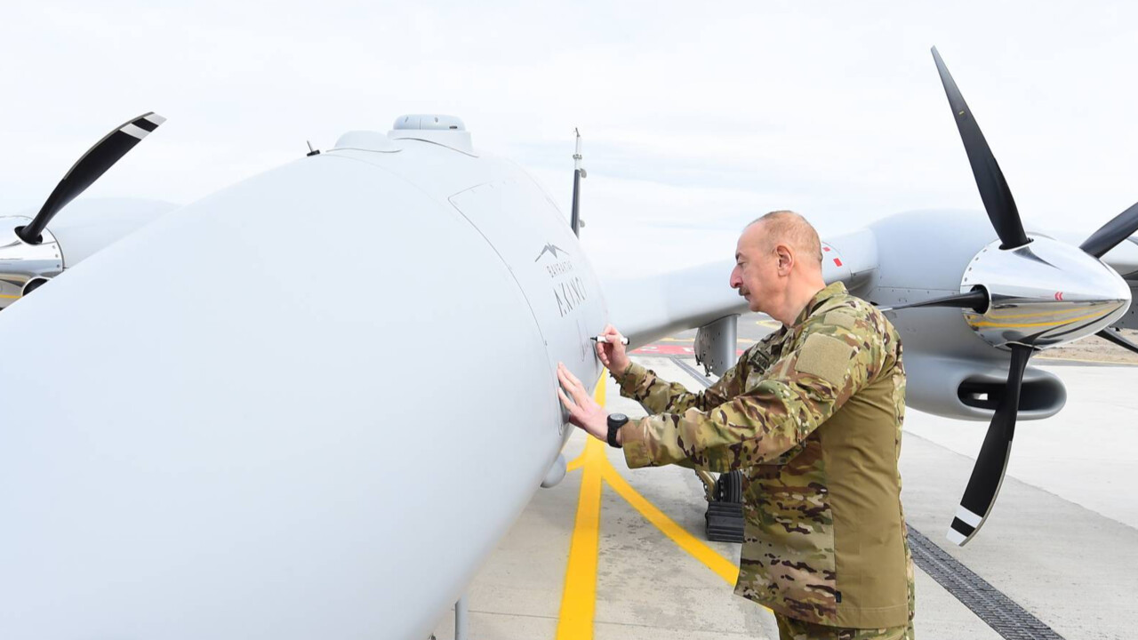 Aliyev ve Bayraktar bir arada! Azerbaycan'a satılan Akıncı TİHA'ları birlikte izlediler