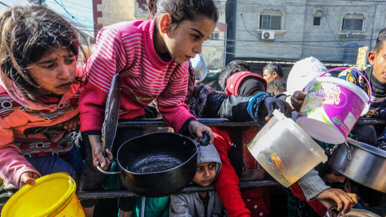 Gönüllülerden kıtlığın vurduğu Gazze'ye sıcak yemek Gönüllülerden kıtlığın vurduğu Gazze'ye sıcak yemek