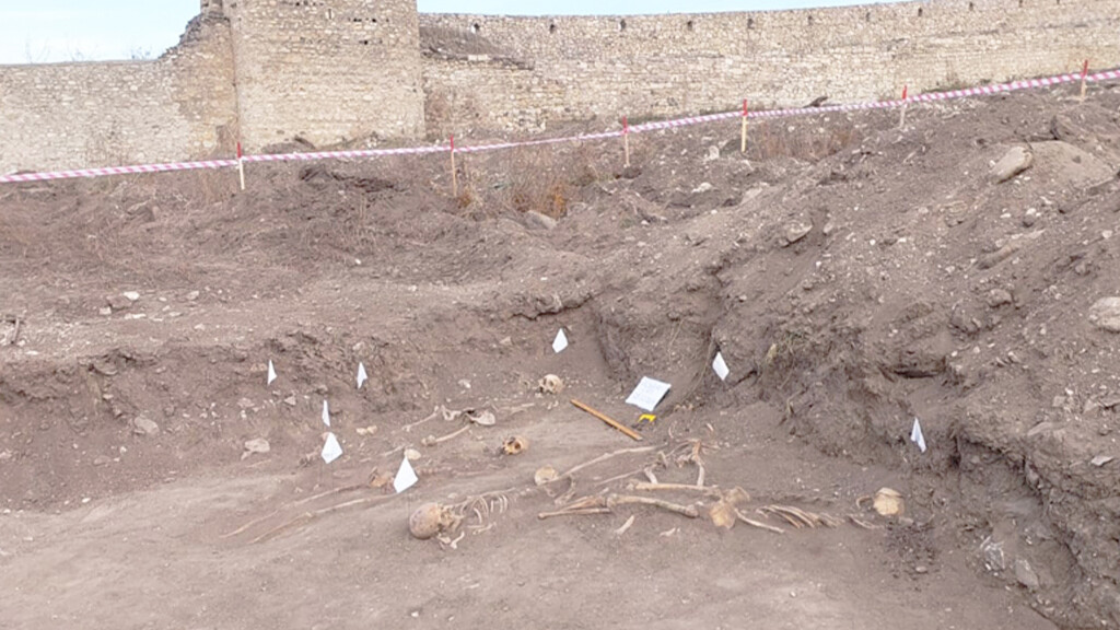 Karabağ'da bir kazıda Hocalı Katliamı kurbanlarına ait 32 yıllık toplu mezar bulundu Karabağ'da bir kazıda Hocalı Katliamı kurbanlarına ait 32 yıllık toplu mezar bulundu