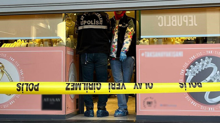 Ünlü kuyumcuda akıllara zarar soygun! Güvenliği böyle atlatmışlar Ünlü kuyumcuda akıllara zarar soygun! Güvenliği böyle atlatmışlar