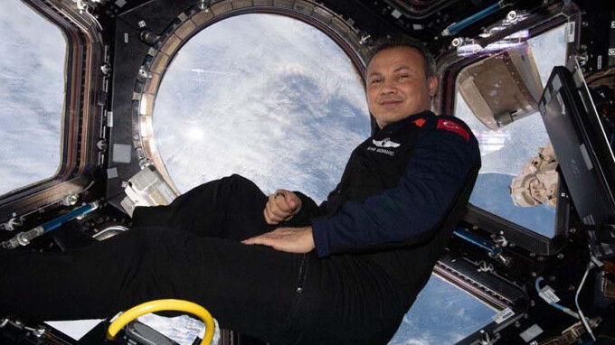 Alper Gezeravcı ilk paylaşımını yaptı: Merhaba Dünya, ben geldim