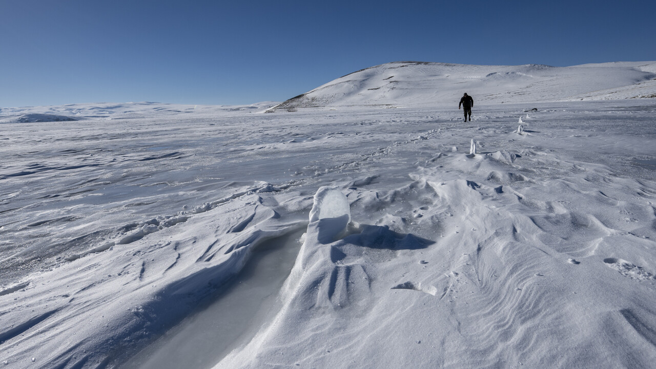Ekmeğini buzun altından çıkarıyor: 30 yıldır 'Eskimo usulü' avcılık