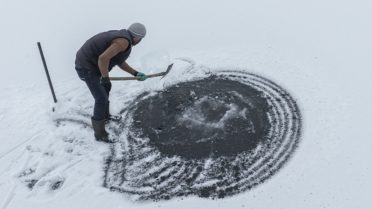 Ekmeğini buzun altından çıkarıyor: 30 yıldır 'Eskimo usulü' avcılık