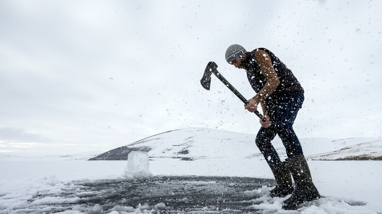 Ekmeğini buzun altından çıkarıyor: 30 yıldır 'Eskimo usulü' avcılık