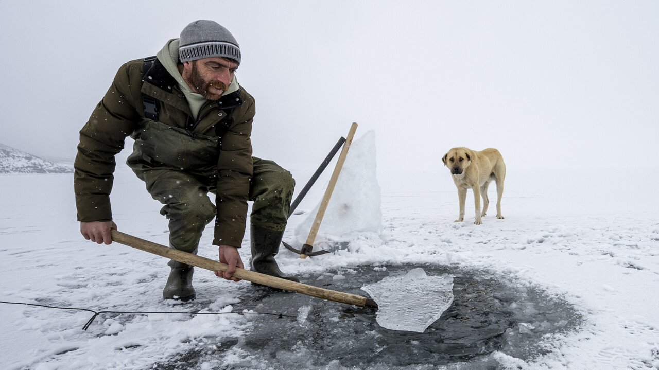 Ekmeğini buzun altından çıkarıyor: 30 yıldır 'Eskimo usulü' avcılık
