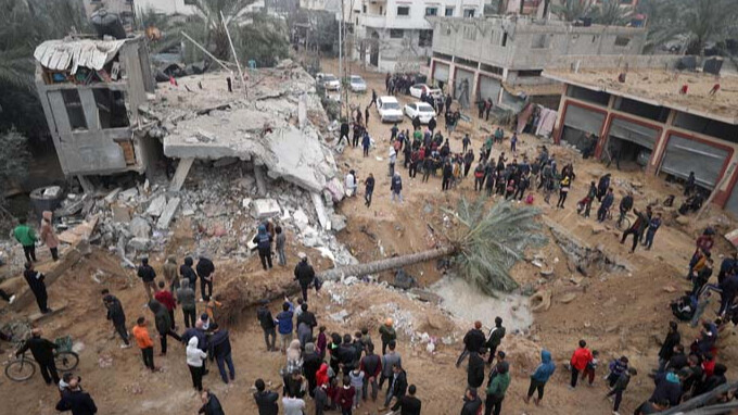 İşgalci İsrail Gazze'deki bir yerleşim yerini patlayıcılarla havaya uçurdu